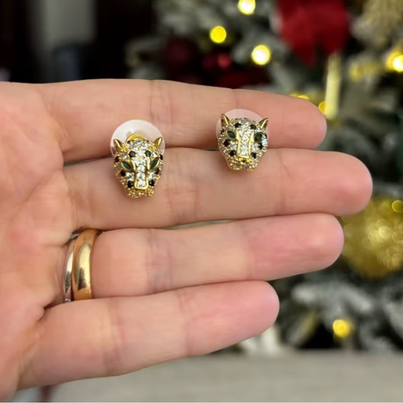 Panthere Gold Green Eyes Stud Earrings - Picture 5 of 7